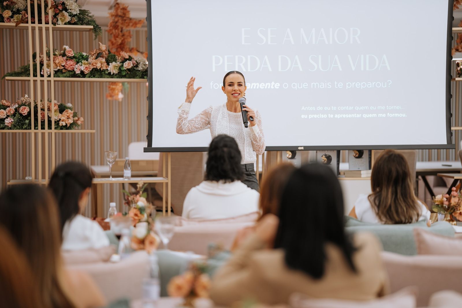 Empresárias em sala durante um encontro com Mayara Sansana